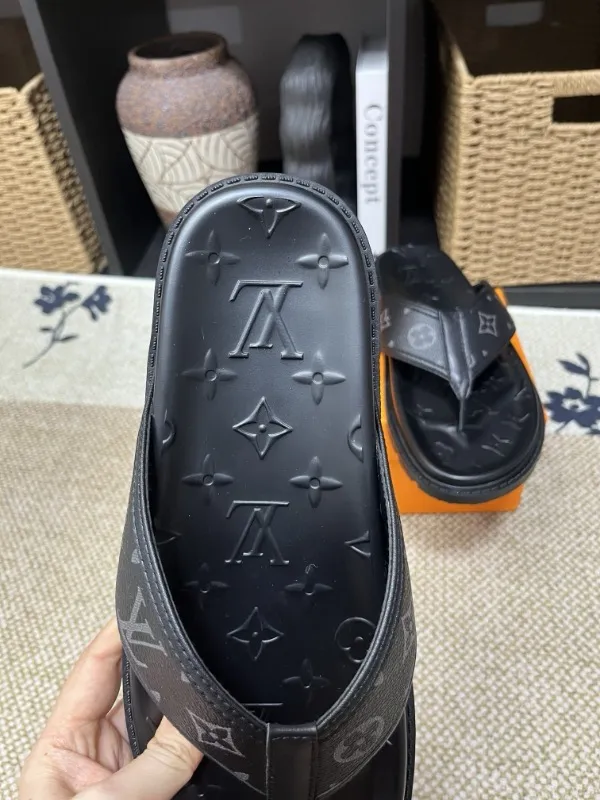 P270🏆Louis Vuitton 🏆[Louis Vuitton] Spring/Summer 2025 [Men's Flip Flops] 🎯🎯As an active family in the fashion industry ⭐ Lv is characterized by bold innovation ⚡Create this casual business style for Chinese fashionable men ✨The fabric is made of imported high-grade cowhide 🔥 Clean and neat ⚡Fashionable and elegant🌹Breathable, sweat-absorbent and deodorant👈So luxurious, high-end and domineering. 👍Must be sold if you repost the picture. Number of yards: 38--46. Color: 🎉 For large quantities. Welcome to repost.